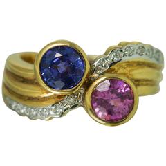 Goldring mit rosa und blauem Saphir und Diamant