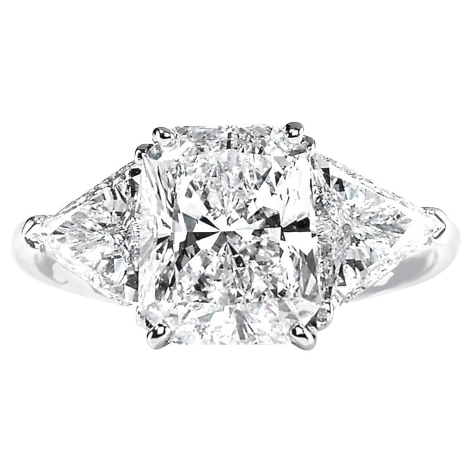 Bague à trois pierres avec diamant taille trillion radiant de 4 carats certifié GIA en vente