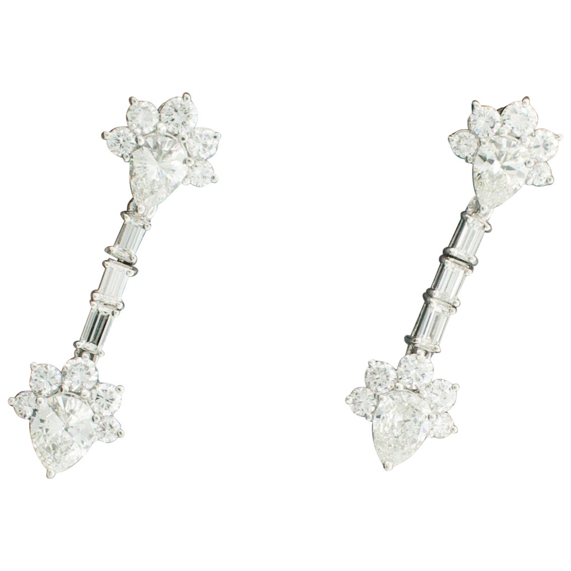 Boucles d'oreilles pendantes en platine avec diamants 4,20 carats, circa années 1950 Poids total
