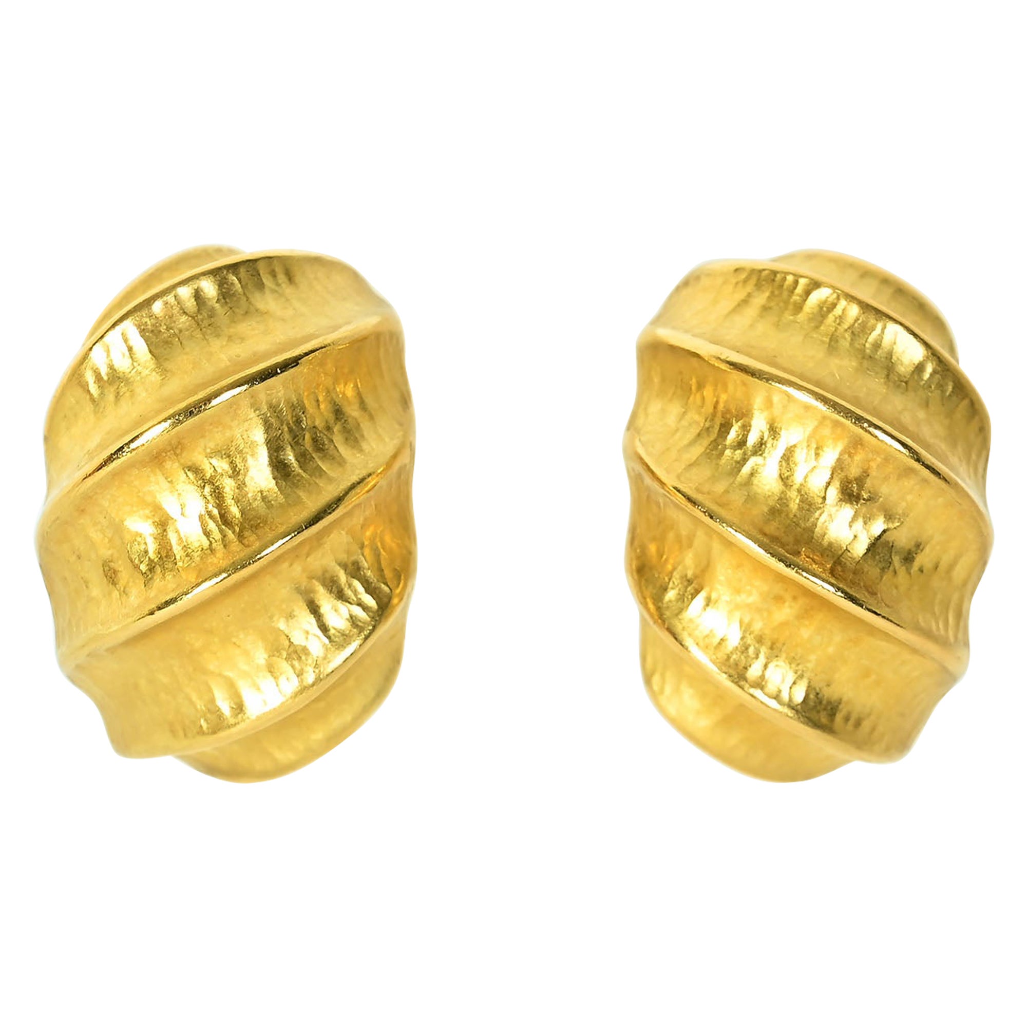 Shrimp-Ohrringe aus strukturiertem Gold im Angebot
