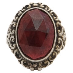 Anello ovale vintage con granato e argento cesellato