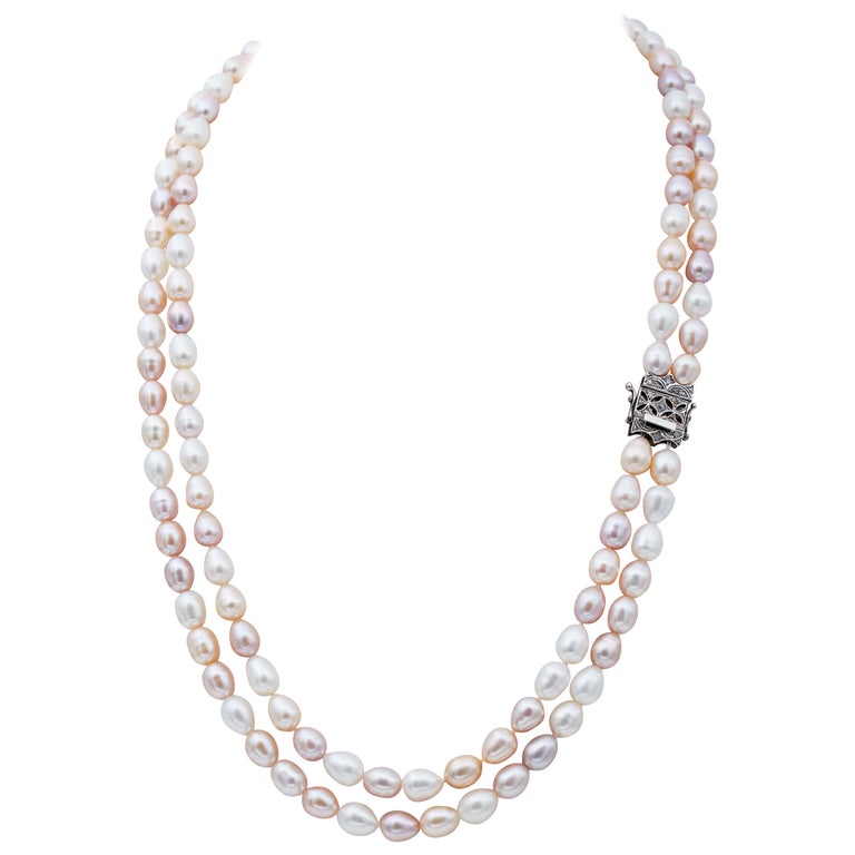 Collier à plusieurs rangs de perles blanches et roses, diamants, or rose et  argent - En vente sur 1stDibs