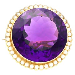 Broche ancienne en or jaune avec améthyste de 59,50 carats et perles naturelles