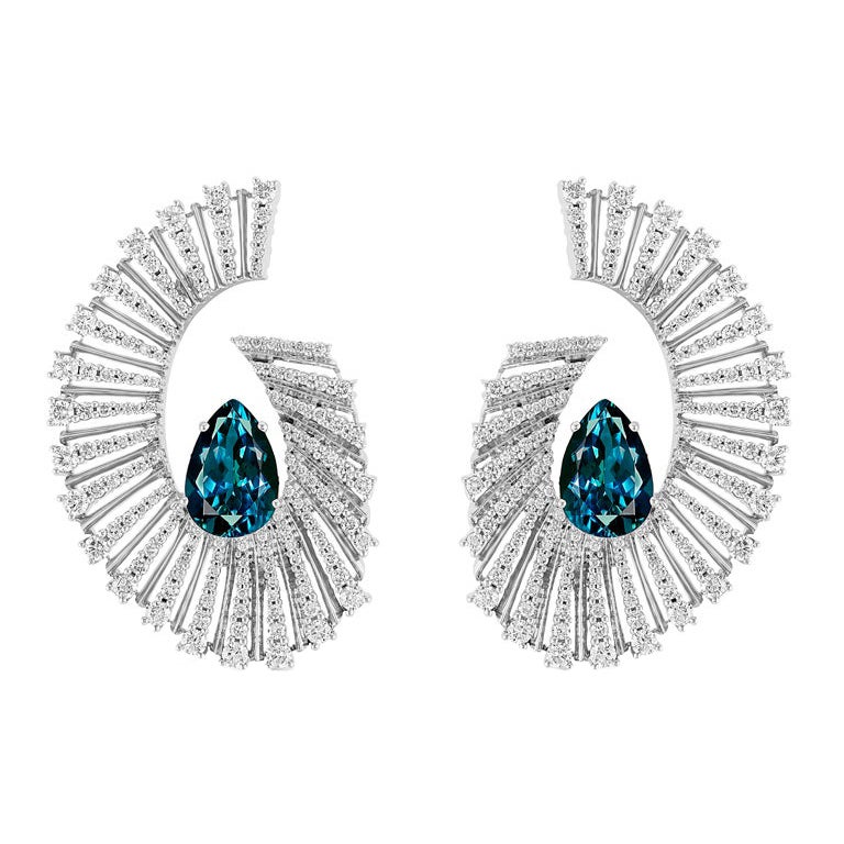 18 Karat Labyrinth White Gold Earring With Vs-Gh Diamonds And Blue Topaz