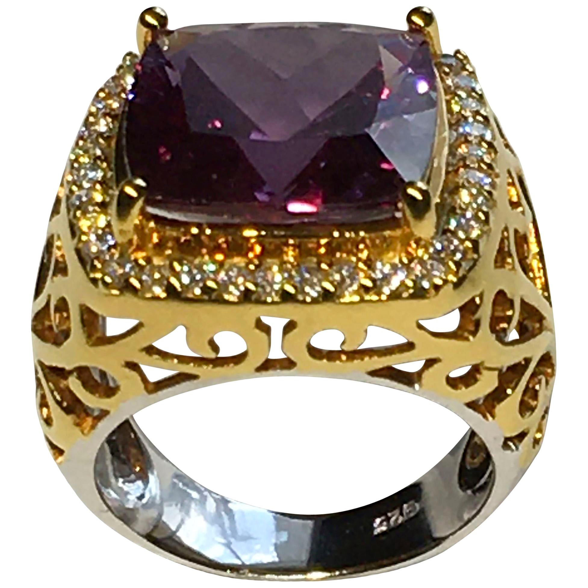 Ring aus vergoldetem Silber mit Zuchtfarbwechsel und weißem Saphir im Angebot