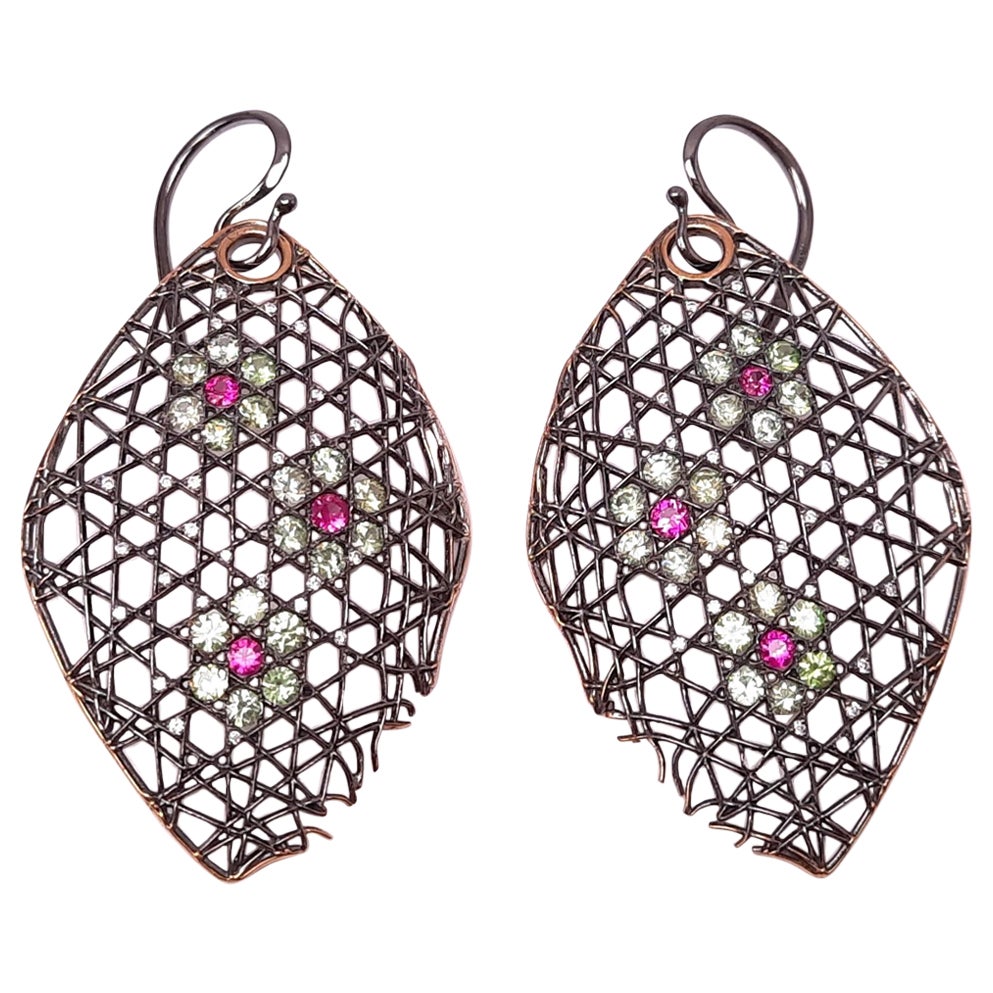 Boucles d'oreilles pendantes en or 18K avec rubis et démantoïde