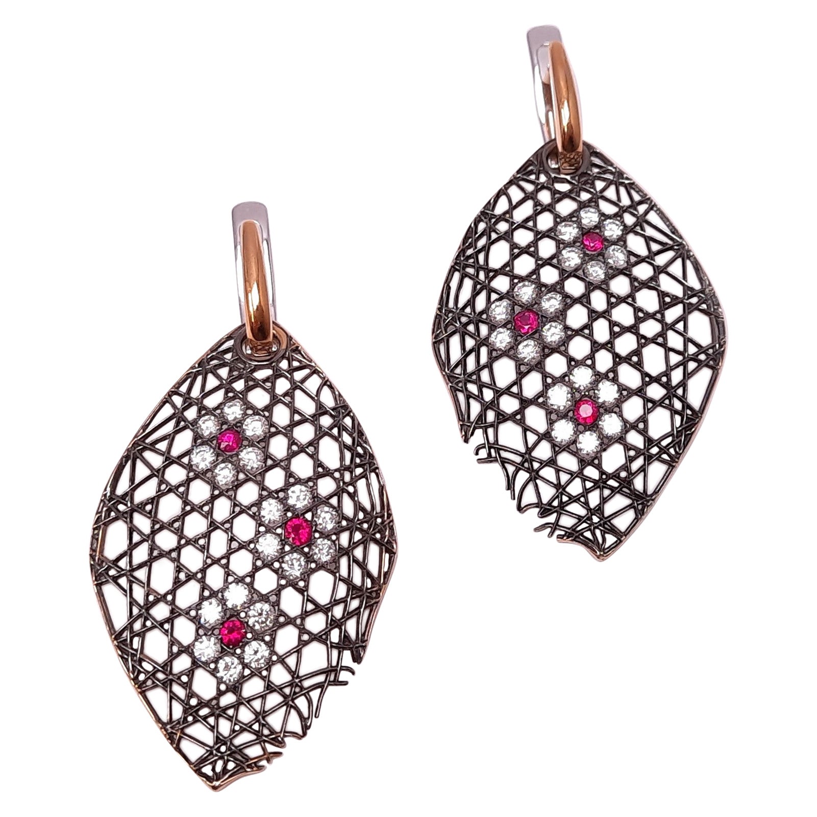Pendientes colgantes de oro de 18 quilates con diamantes y rubíes