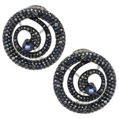 Boucles d'oreilles tourbillon en or blanc 18 carats, saphirs et diamants