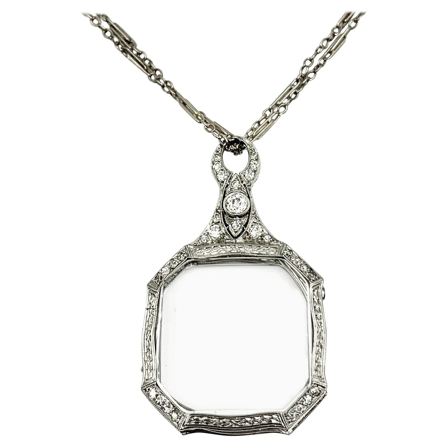 Lorgnette Art déco à trois volets en platine et diamants avec longue chaîne en or blanc