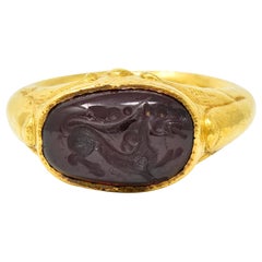 Vieille bague sigillaire lion néo-étrusque en or jaune 22 carats avec grenat en taille-douce