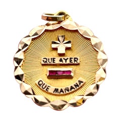QUE AYER QUE MANANA Augis Gold Ruby Charm