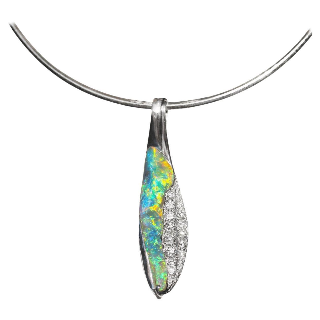 Australische australische Halskette mit 7,70 Karat schwarzem Opal, Diamant und Platin im Angebot