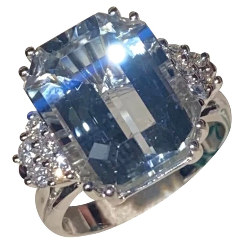 Superbe Ct 10, 50 of Acquamarine and Diamonds on Ring For Sale