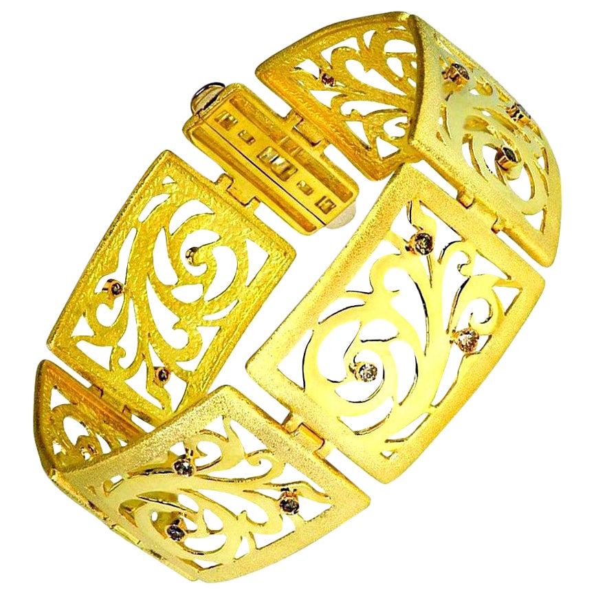 Alex Soldier Bracelet à maillons en or jaune à texture contrastée et diamants, fabriqué à la main en vente