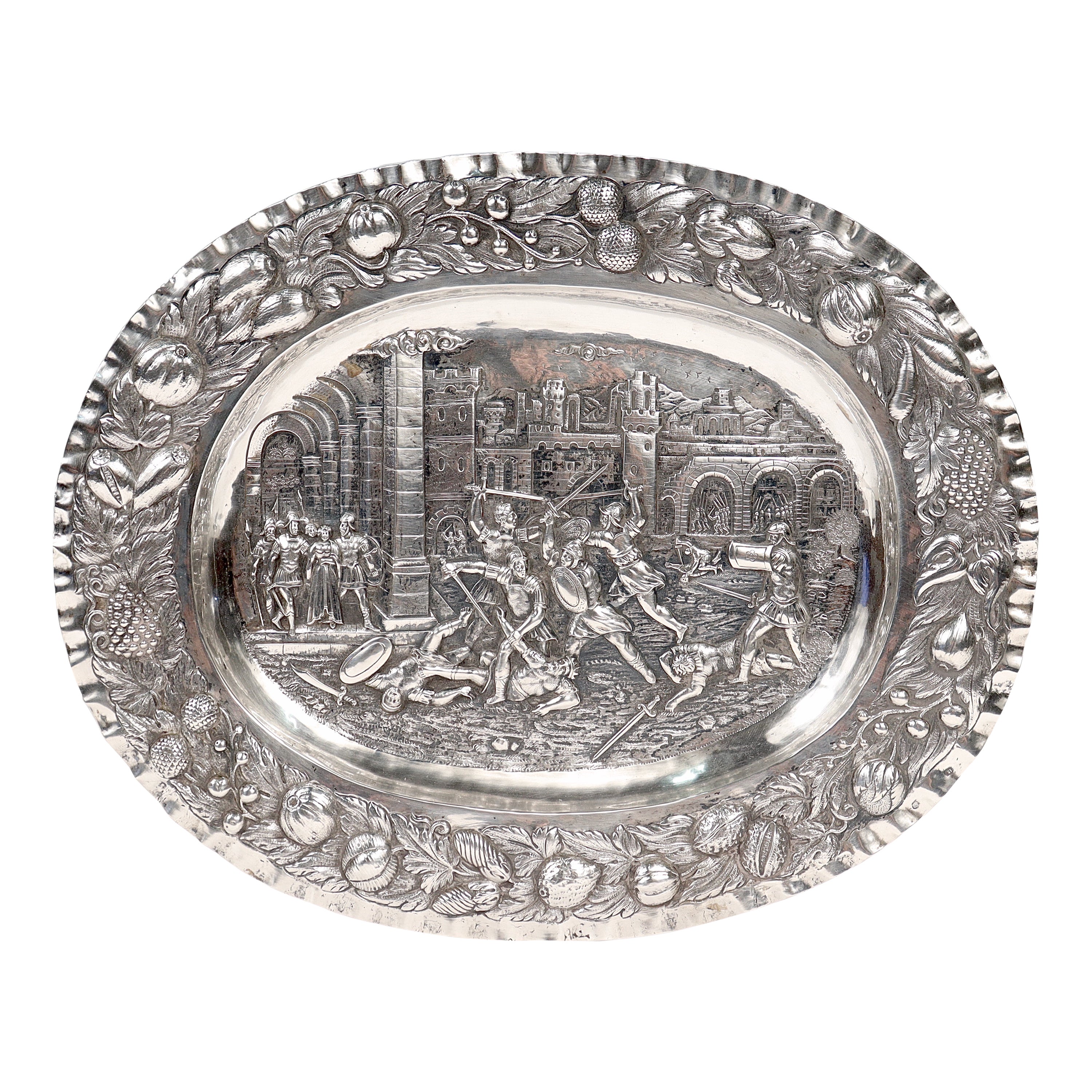 Antikes deutsches Repousse-Tablett oder Platzteller aus massivem 800er Silber im Renaissance-Revival-Stil