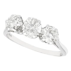 Anillo de compromiso trilogía vintage de oro blanco y diamantes de 1,93 quilates