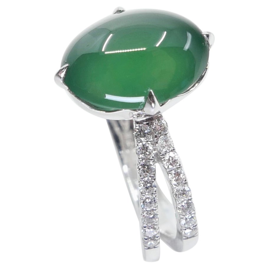 Anello cocktail con giada verde imperiale e diamanti certificati. Il meglio del meglio.