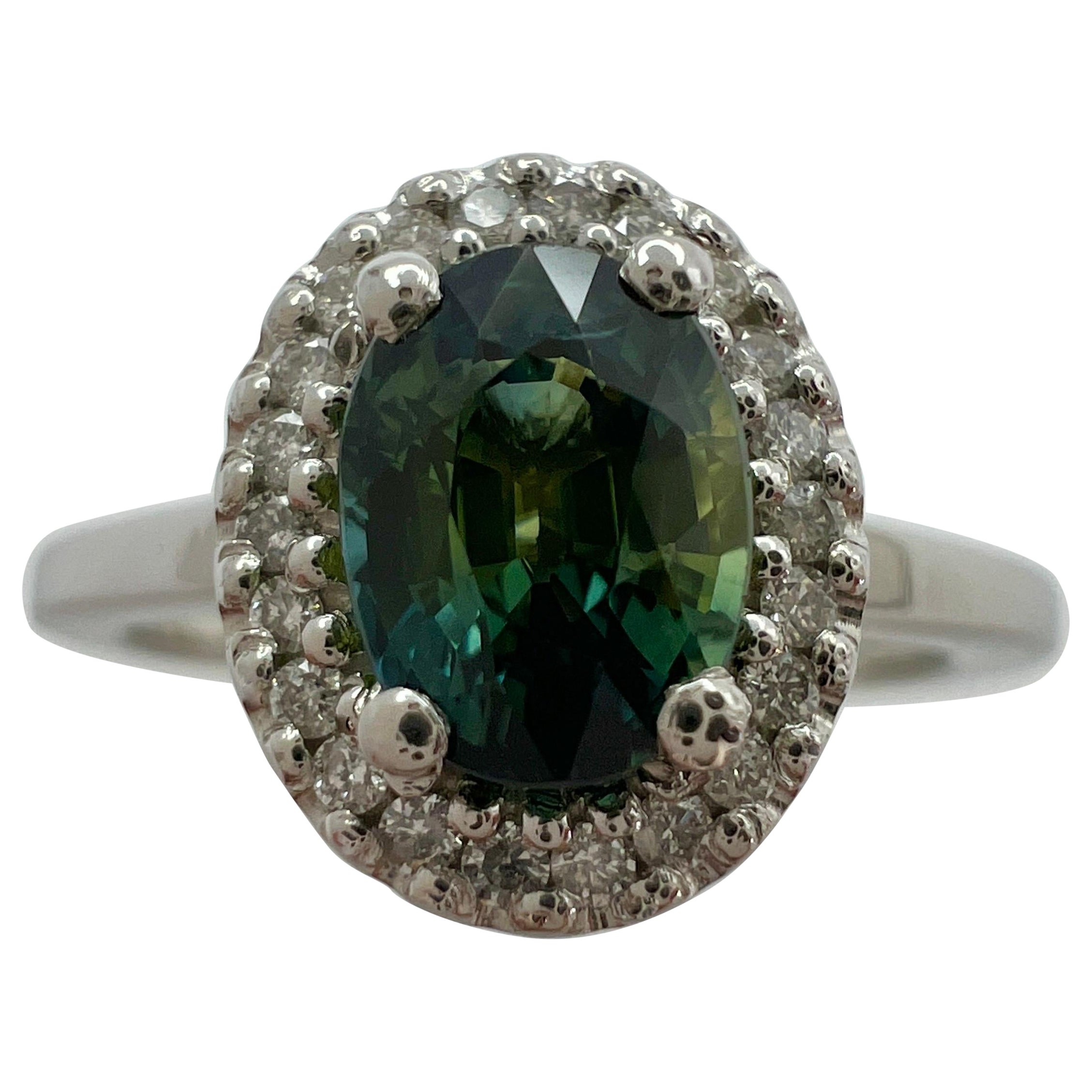 Bague halo en platine certifiée GIA, sans chaleur, saphir bleu vert et diamant en vente