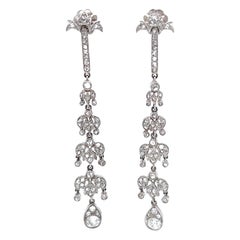 Boucles d'oreilles pendantes chandelier en platine avec diamant taillé à l'ancienne et d'inspiration Art Déco