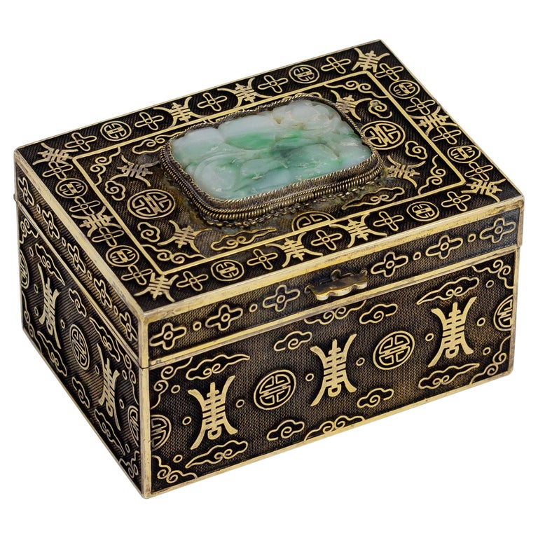 Petite boîte à charnière chinoise en argent et jade sculpté En