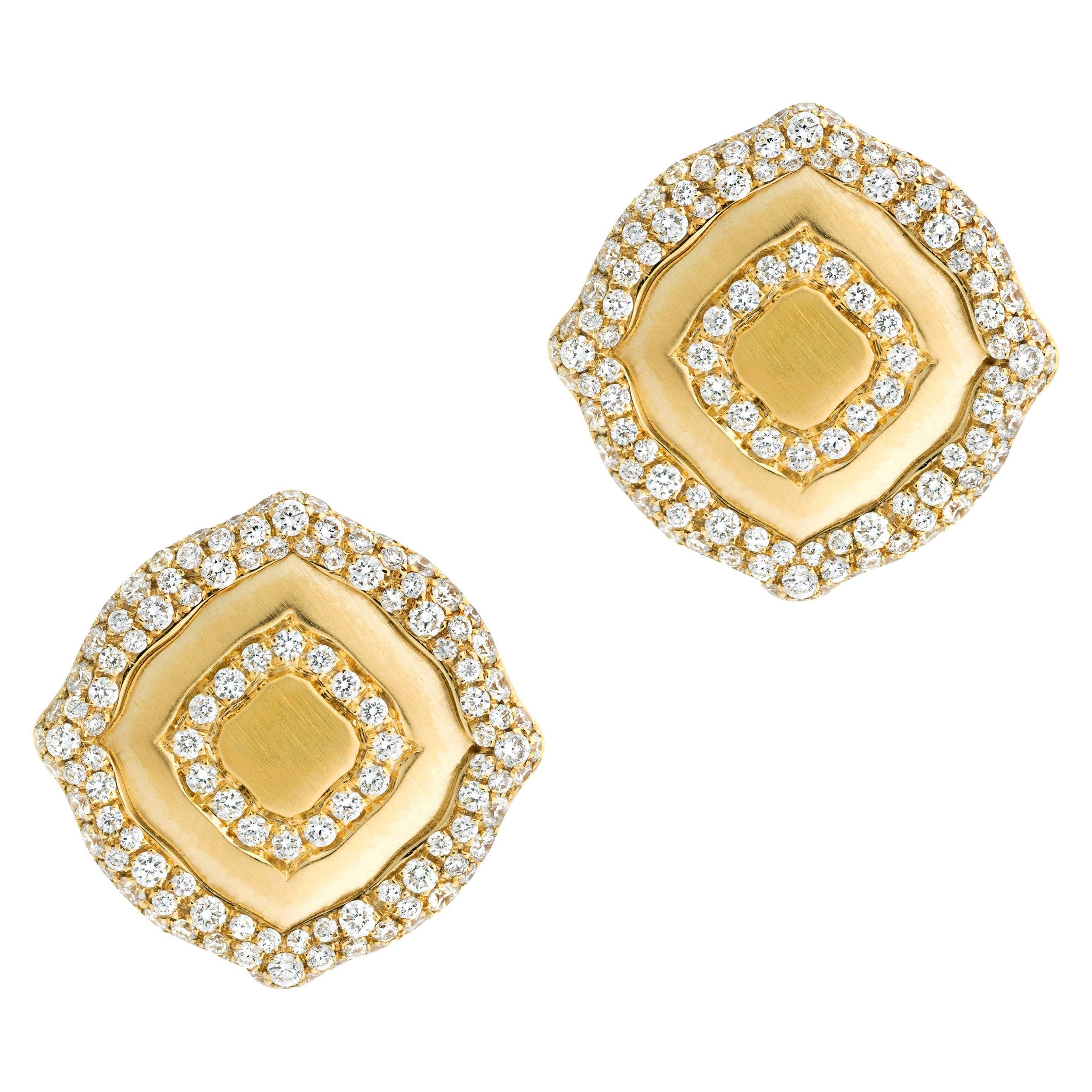 18 Karat Yellow Gold Diamond Pair of Stud Earrings For Sale at 1stDibs
