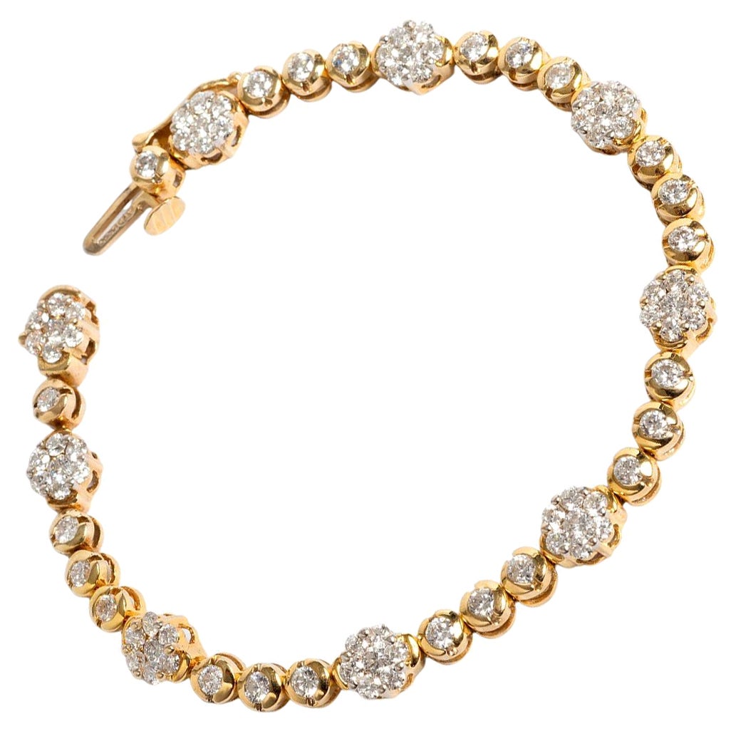 Pretty Diamond Daisy Bracelet, 14 Carat Yellow Gold, Est 3.75 Carat Diamonds.