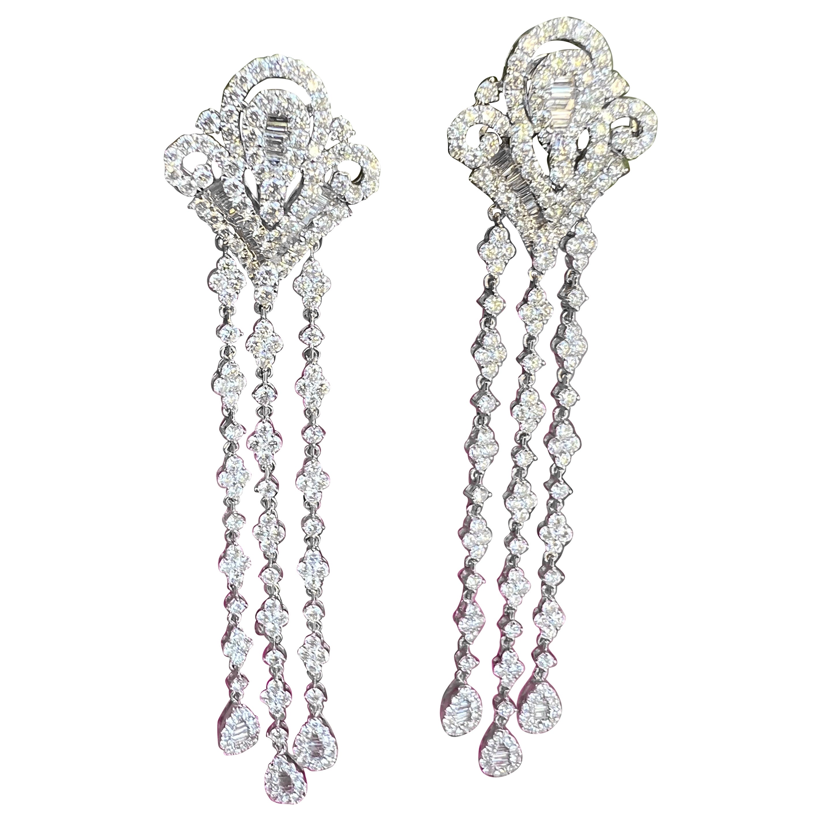 Glamorous 16.5 Carat Diamond Fleur De Lis Chandelier 18k White Gold Earrings For Sale