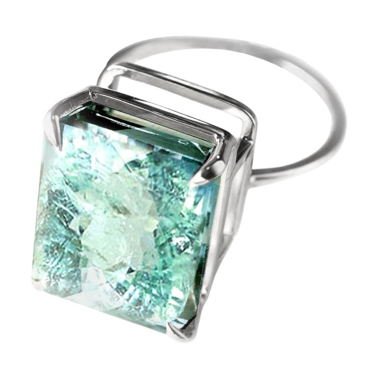 Anillo de Cóctel de Oro Blanco con Turmalina Paraiba Neón de Cuatro Quilates en venta