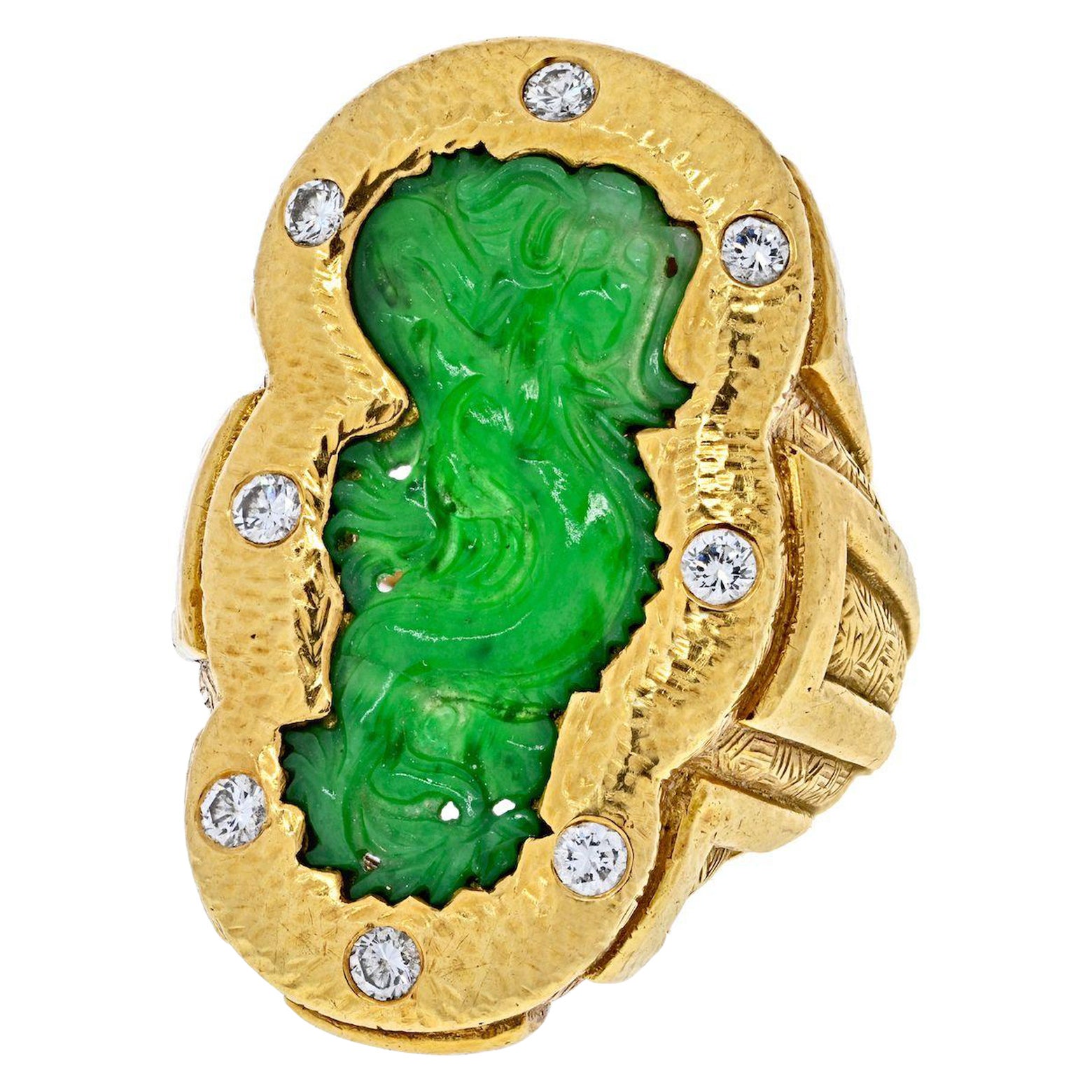 David Webb, bague en platine et or jaune 18 carats avec jade sculpté de style dragon, années 1970 en vente