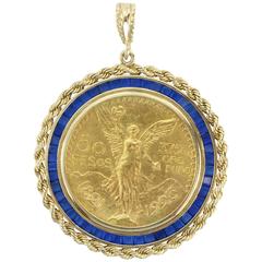 Grand pendentif en or 1923 avec pièce d'ange serti dans une lunette en or saphir personnalisée