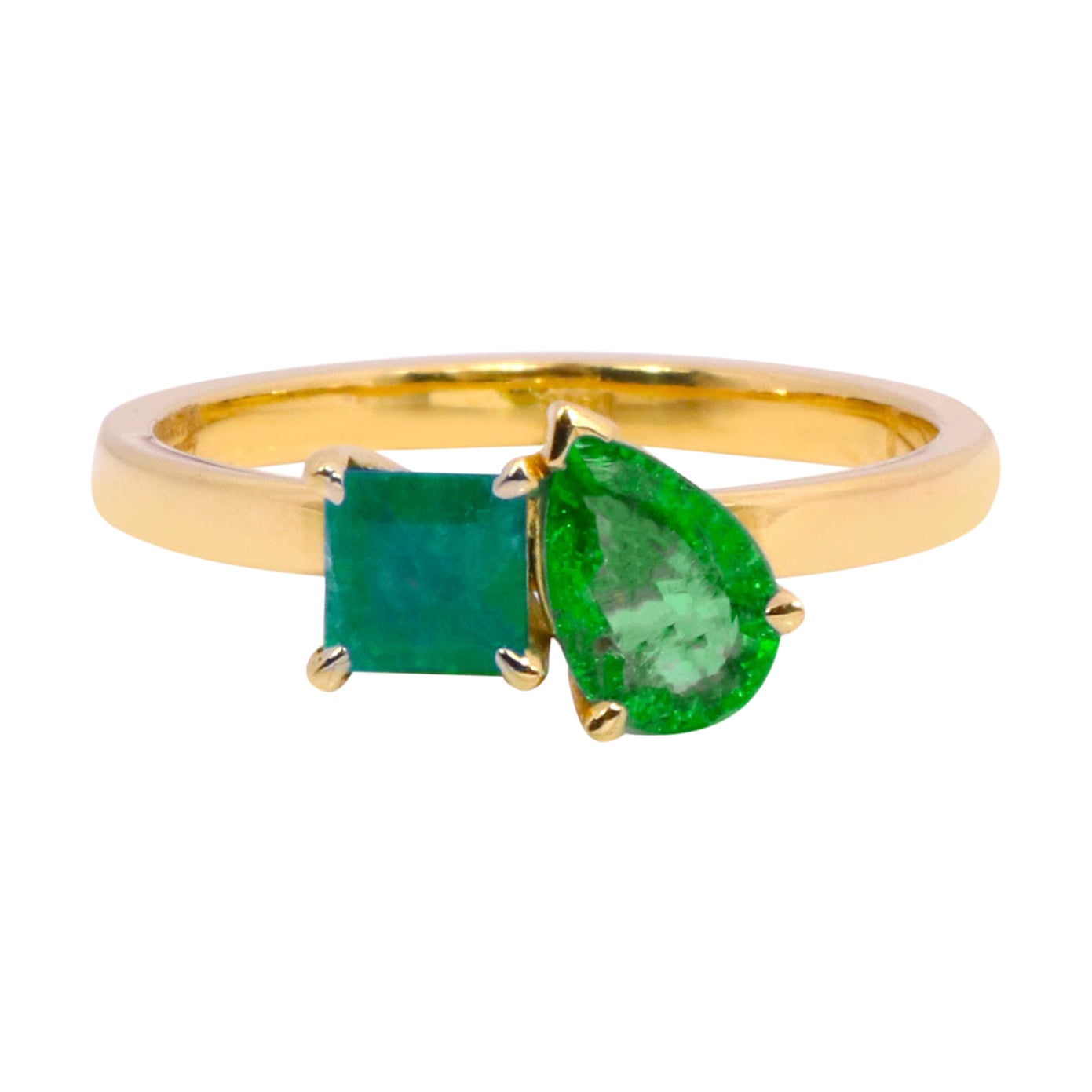 18 Karat Yellow Gold 0.98 Carats Natural Emerald Two-Stone Modern Fashion Ring For Sale