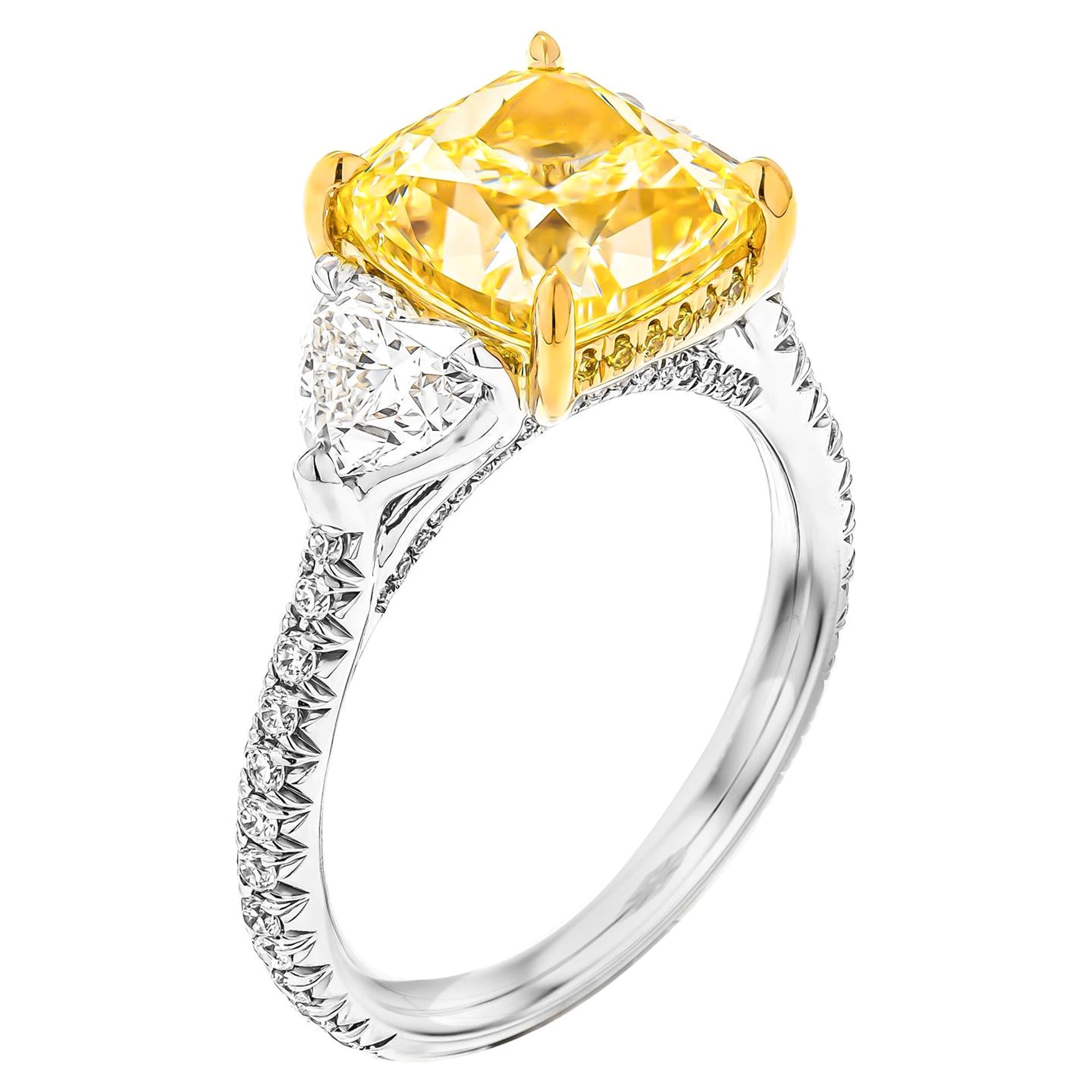 GIA-zertifizierter dreisteiniger Ring mit 4,01 Karat natürlichem gelbem Fancy-Kissenschliff im Angebot