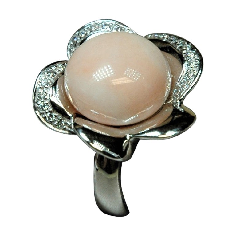 Weißgold 18 Kt. Ring Blume mit rosa polierter Koralle und Diamanten, ca. 0,40 im Angebot