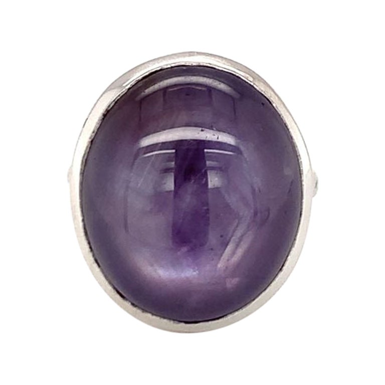 Bague du milieu du siècle en or blanc 18 carats, saphir étoilé violet, vers les années 1950