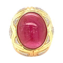 Bague dôme en or jaune 18 carats, tourmaline rose et diamants, vers les années 1970
