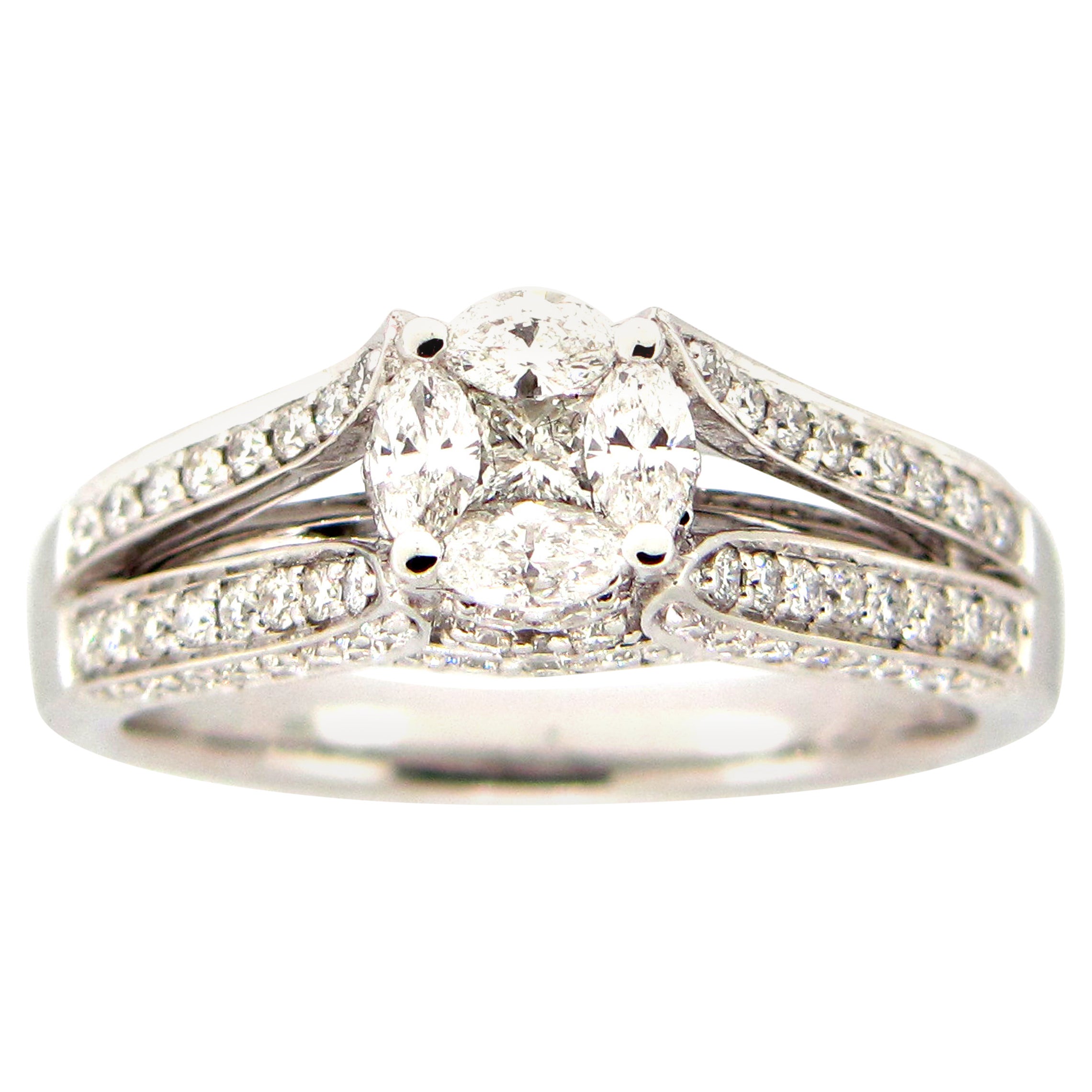 Anillo en racimo de diamantes redondos de 0.94 quilates