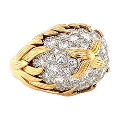 Bague en or jaune 18K à dôme pavé de diamants, vers les années 1960