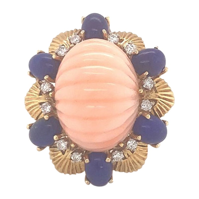 Ring aus 18 Karat Gelbgold mit rosa Koralle, Lapislazuli und Diamant, ca. 1960er Jahre im Angebot