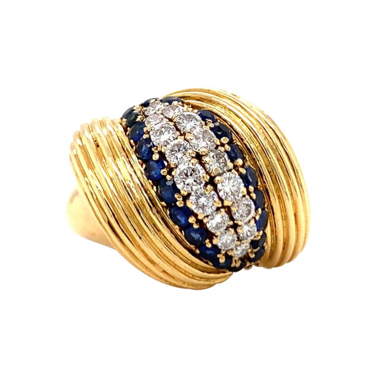 Diamond and Sapphire 18K Yellow Gold Ring, circa 1960 For Sale
