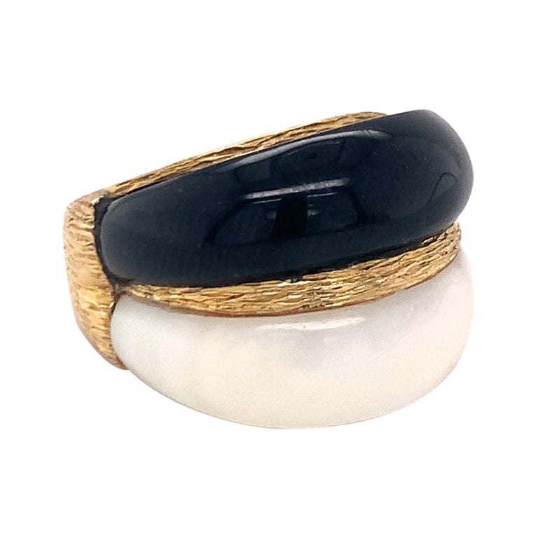 White Coral and Black Onyx Bombe 18K Yellow Gold Ring, circa 1960s For Sale