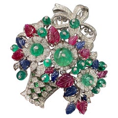 Broche Tutti Frutti Art déco en or blanc 18 carats avec rubis, saphirs et émeraudes