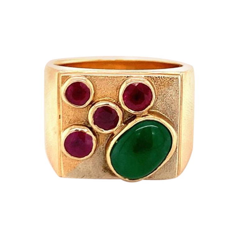 Jade and Ruby 18K Yellow Gold Ring, circa 1940s For Sale