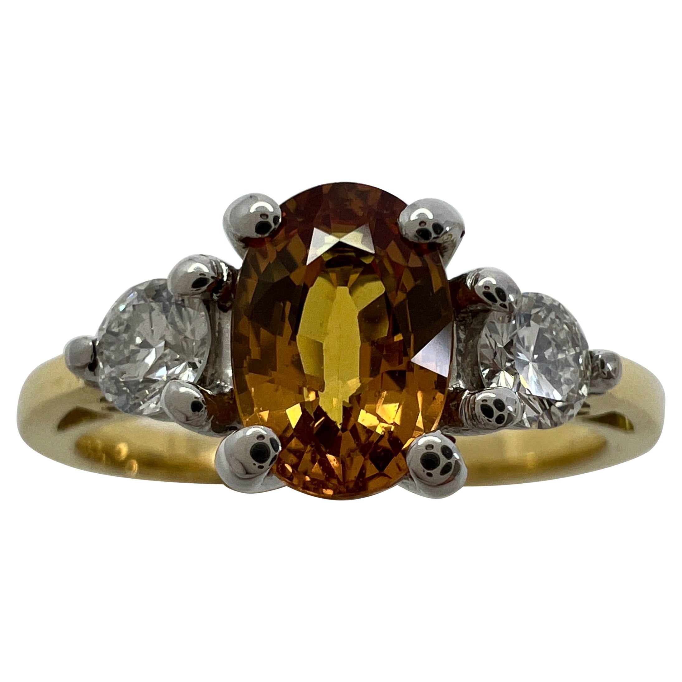 Anillo de oro de 18 quilates con tres piedras de zafiro naranja y diamantes sin tratar certificado por GIA