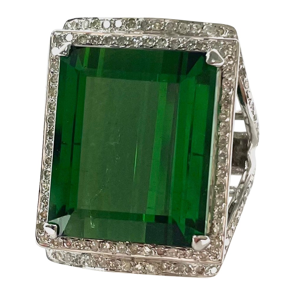 Ring mit grünem Turmalin 25,2 Karat im Smaragdschliff und Pavé-Diamanten