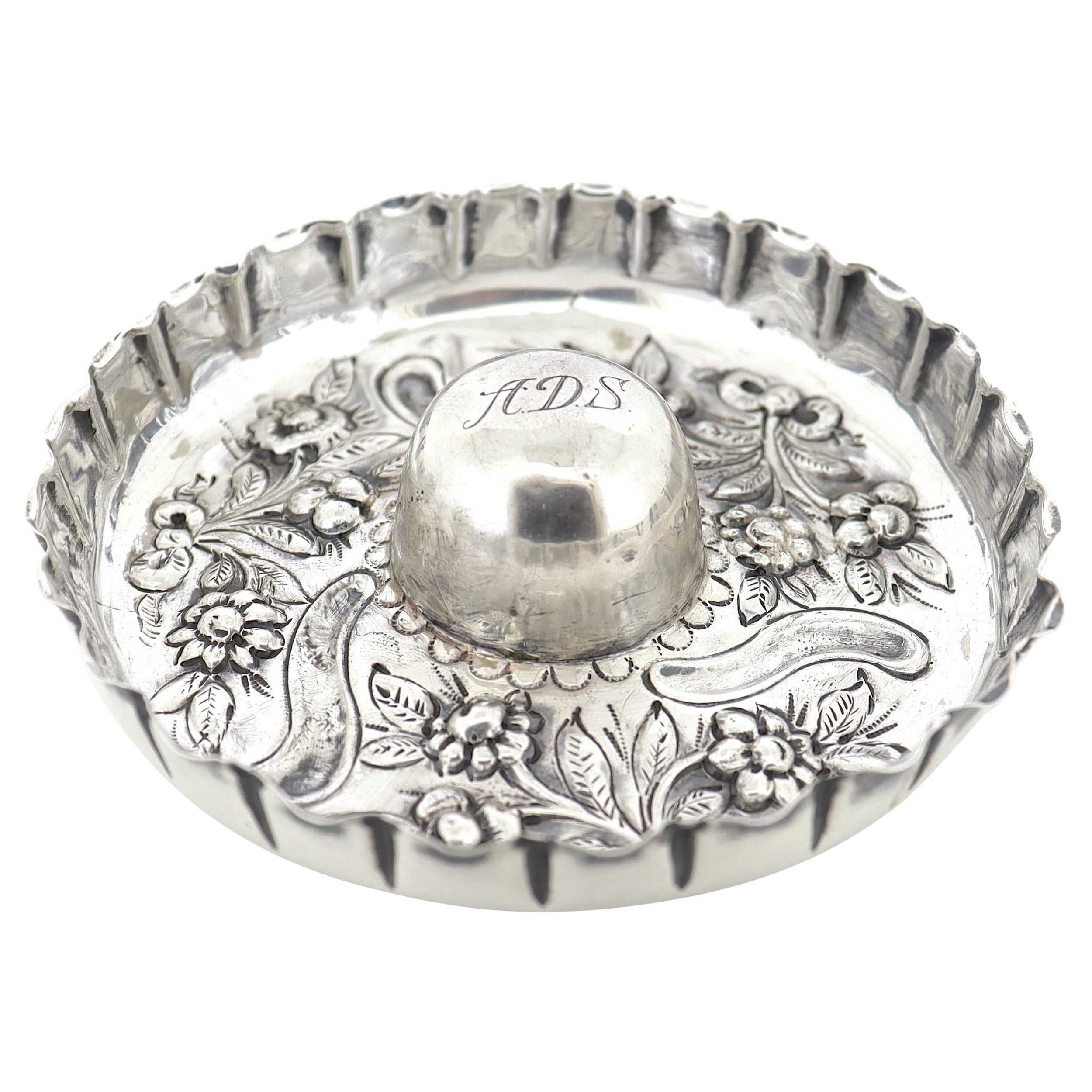 Antiguo soporte para anillos inglés de plata de ley repujada de William Comyns en venta