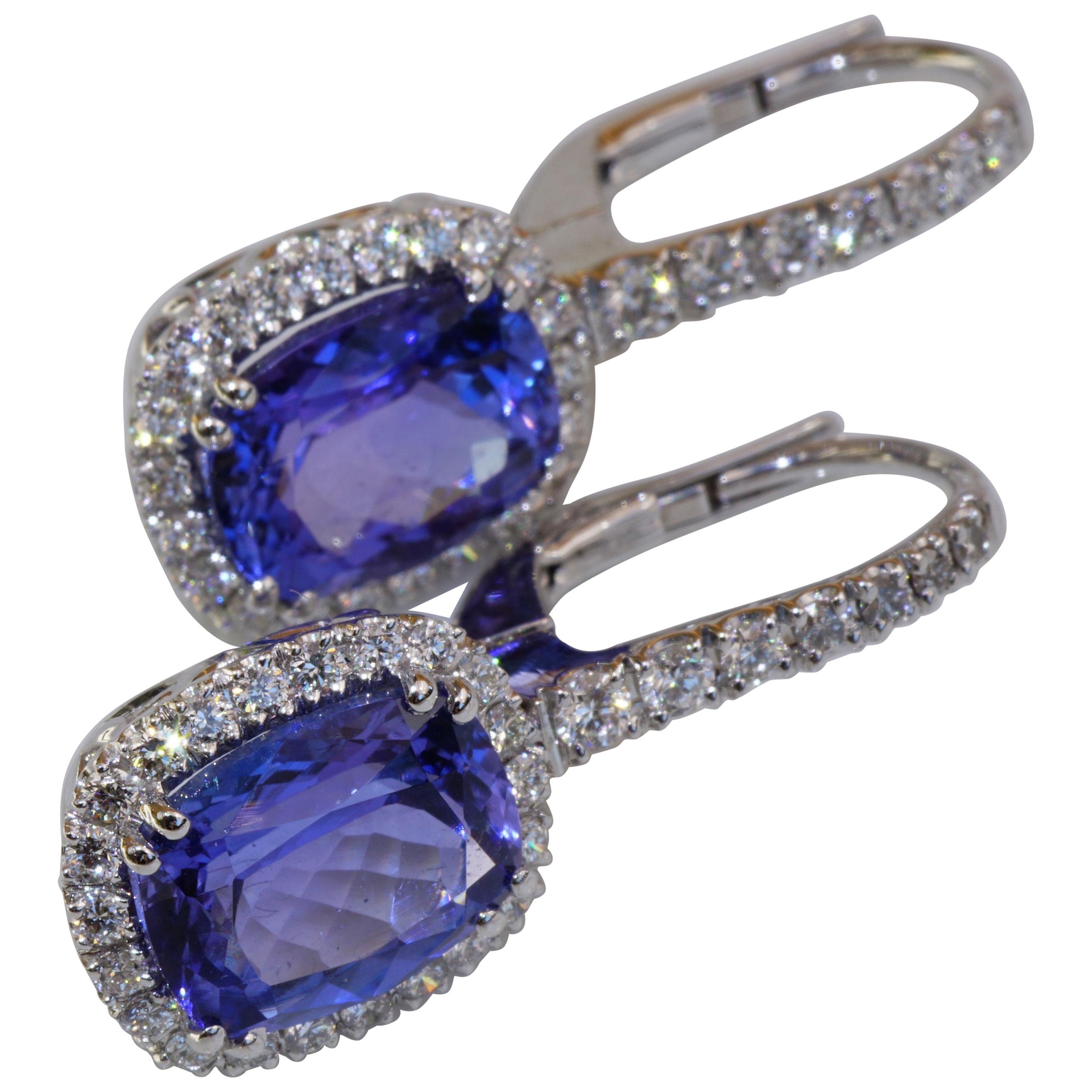 The classic among the dream earrings, the tanzanite in the incredible color of the blue lily, a sapphire blue with a touch of amethyst, the tanzanite is 1000 times rarer than the diamond in the world and one of the most expensive gemstones, 2