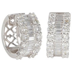 Runde und Baguette-Diamanten Gold Huggie Hoop Ohrringe