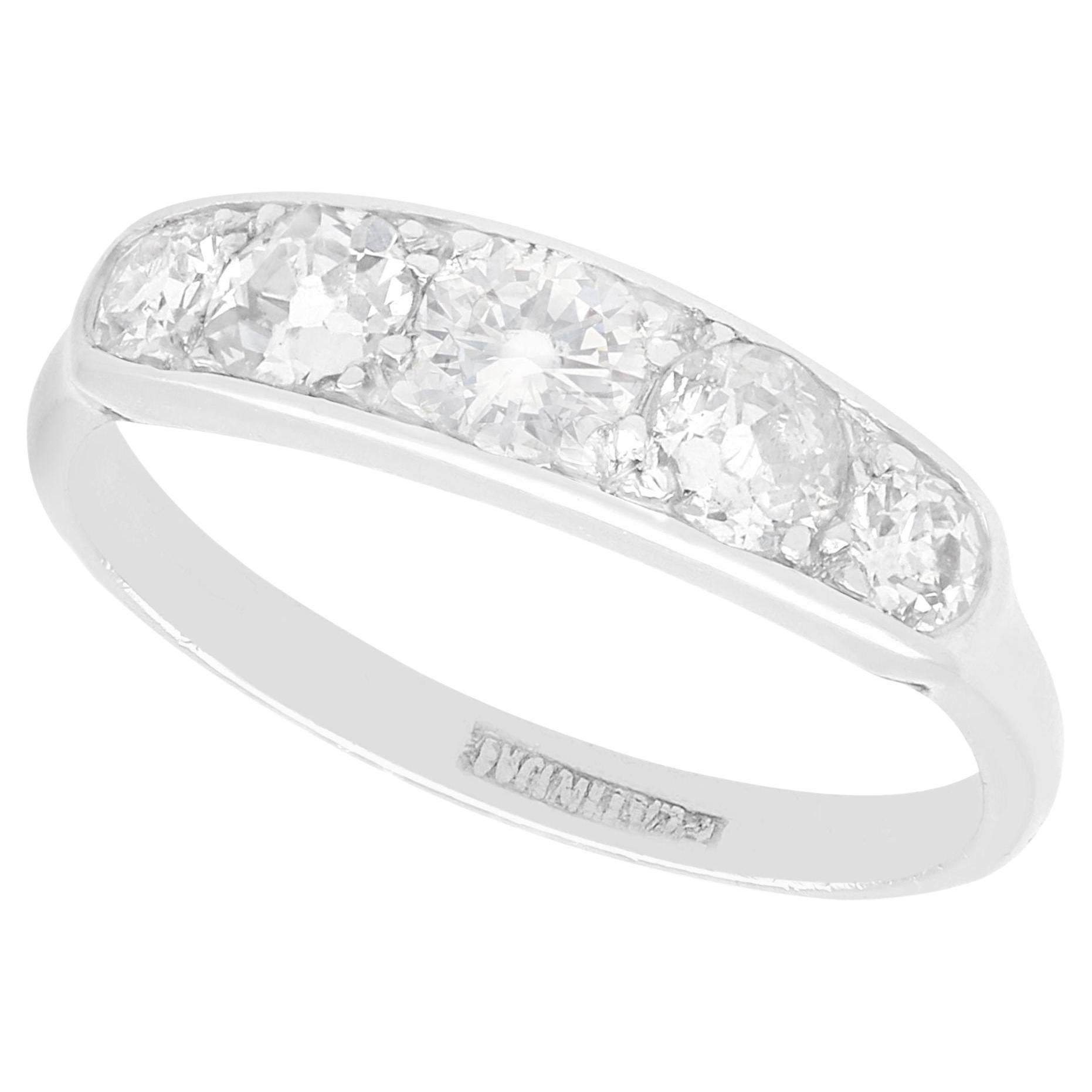 Anillo de cinco piedras de platino y diamantes de 0,96 quilates de los años 20