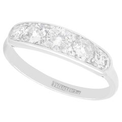 Anillo de cinco piedras de platino y diamantes de 0,96 quilates de los años 20
