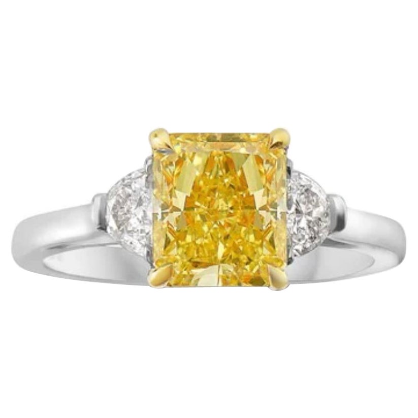 Bague de 2,14 carats jaune radiant fantaisie VS2 certifiée GIA en vente